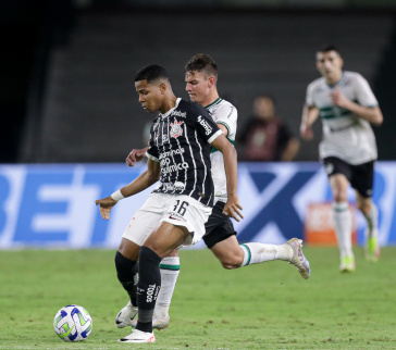 Wesley dando passe enquanto � pressionado por jogador do Coritiba