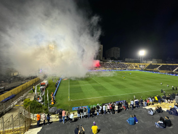 A fuma�a dos sinalizadores atrapalhou a vis�o em campo e paralisou o jogo por alguns minutos