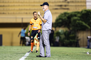 Mano Menezes insatisfeito com o ataque do Corinthians no duelo contra o S�o Bernardo