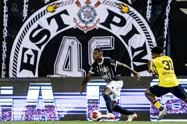 Palacios na sua estreia pela lateral esquerda do Corinthians