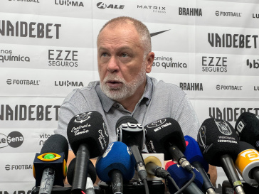 Mano Menezes dando entrevista na sala de imprensa do Est�dio Primeiro de Maio