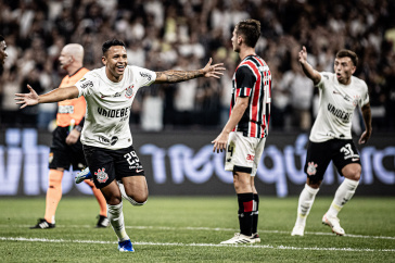 Arthur Sousa comemorando gol marcado contra o S�o Paulo