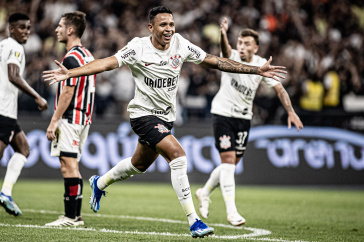 Arthur Sousa saindo em comemora��o ap�s gol marcado contra o S�o Paulo