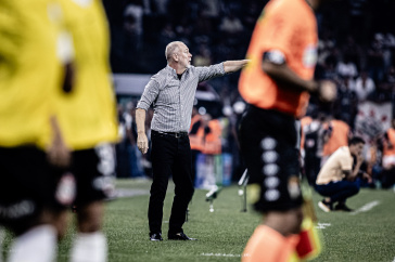 Mano Menezes durante jogo do Corinthians contra o S�o Paulo