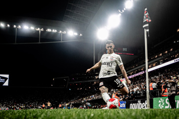 Mat�as Rojas cobrando escanteio durante jogo do Corinthians contra o S�o Paulo