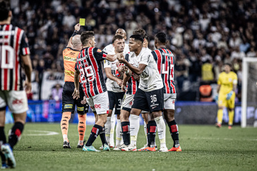 Wesley e Ryan em confus�o durante cl�ssico entre Corinthians e S�o Paulo