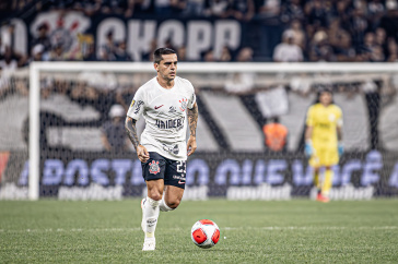 Fagner com o dom�nio da bola, pela lateral direita do Corinthians
