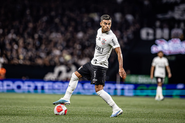 Fausto Vera iniciou o jogo como titular, jogando pelo lado direito do meio de campo do Corinthians