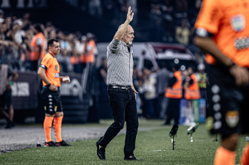 Mano Menezes orientando a equipe do Corinthians no duelo contra o S�o Paulo, na Neo Qu�mica Arena