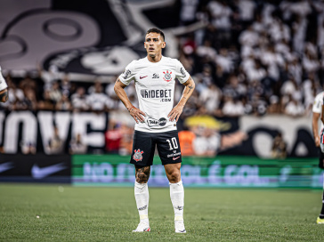 Mat�as Rojas indignado durante o cl�ssico contra o S�o Paulo