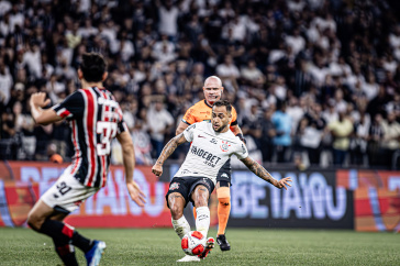 Maycon passando a bola em dire��o ao ataque do Corinthians
