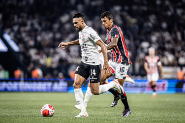 Raniele passando pela marca��o do S�o Paulo