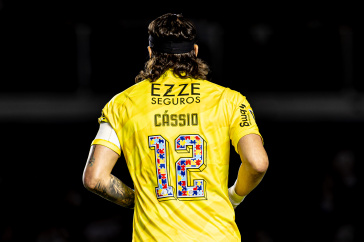 C�ssio com camisa especial diante do Santos