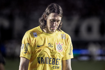 C�ssio saindo de campo ap�s derrota do Corinthians
