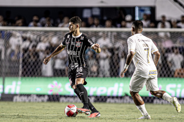 Hugo em a��o pelo Corinthians contra o Santos