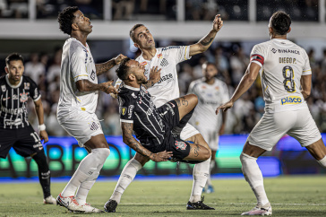 Maycon caindo na grande �rea contra o Santos