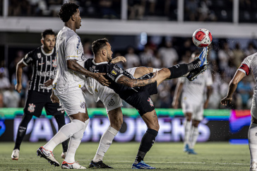 Maycon em a��o diante de Gil pelo Corinthians