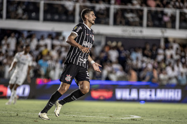 Pedro Raul em a��o contra o Santos pelo Paulista