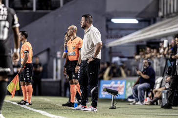 Thiago Kosloski � beira do campo pelo Corinthians contra o Santos