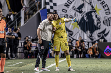 Thiago Kosloski conversa com C�ssio contra o Santos