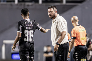 Thiago Kosloski conversa com Wesley contra o Santos