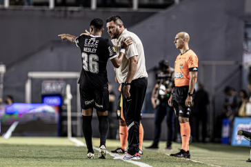 Wesley recebe orienta��es de Thiago Kosloski contra o Santos
