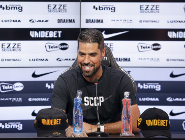 Ant�nio Oliveira sorridente na apresenta��o