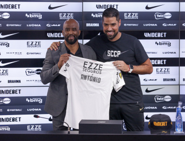 Fabinho Soldado e Ant�nio Oliveira na apresenta��o do t�cnico portugu�s