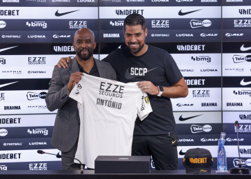 Fabinho Soldado e Ant�nio Oliveira na apresenta��o do novo t�cnico