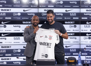 Fabinho Soldado e Ant�nio Oliveira na apresenta��o do portugu�s