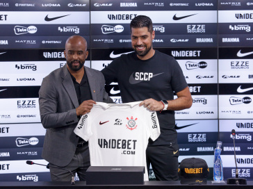 Fabinho Soldado e Ant�nio Oliveira segurando a camisa do Corinthians
