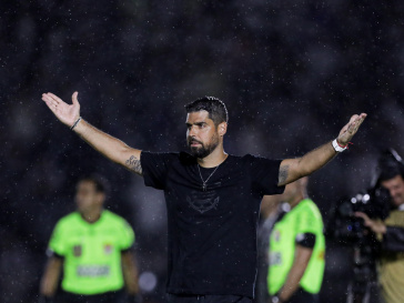 Ant�nio Oliveira na beira do campo do jogo entre Botafogo-SP e Corinthians