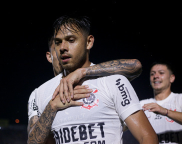 Garro observa Romero sendo abra�ado por L�o Mana em comemora��o de gol do Corinthians