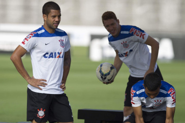 Guilherme Andrade (esquerda) e Ferrugem (com a bola na mo) no CT Joaquim Grava