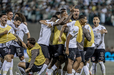 Elenco do Corinthians vibra com gol de empate no D�rbi