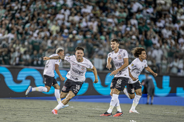 Rodrigo Garro, Hugo e Biro vibrando com o gol de empate no D�rbi