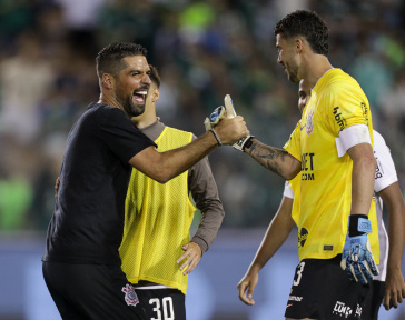 Ant�nio Oliveira cumprimentando Gustavo Henrique, que terminou o D�rbi como goleiro
