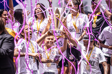 Brabas comemorando com a ta�a da Supercopa na Neo Qu�mica Arena