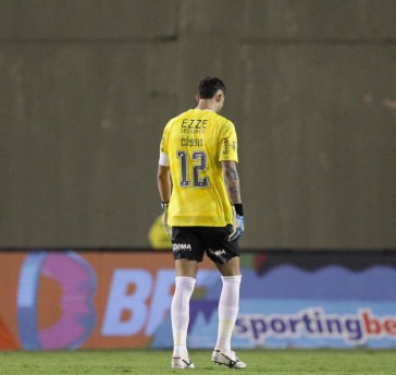 Gustavo Henrique ap�s pegar a camisa de C�ssio caminhando ao gol
