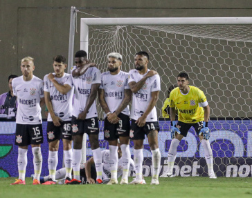 Gustavo Henrique embaixo da trave e atr�s da barreira aguardando batida