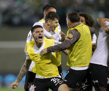 L�o Mana e diversos jogadores comemorando o gol anotado no D�rbi