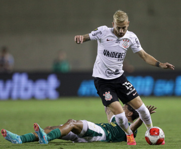 Pedro Henrique com a bola dominada ap�s passar por marcador do Palmeiras