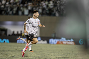 Rodrigo Garro correndo enquanto comemora gol anotado no D�rbi
