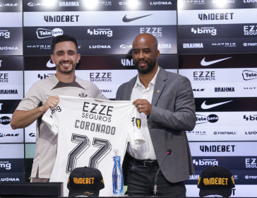 Igor Coronado ao lado de Fabinho Soldado posando durante sua apresenta��o