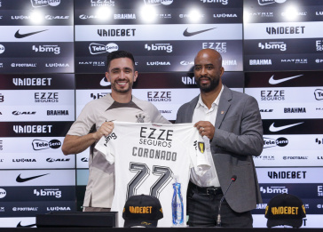 Igor Coronado e Fabinho Soldado apresentando o meia junto da camisa do Corinthians
