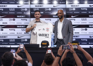 Igor Coronado junto de Fabinho Soldado posando para fotos durante sua apresenta��o