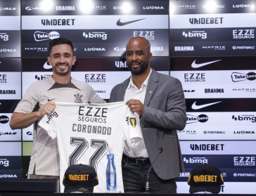 Igor Coronado junto de Fabinho Soldado posando para fotos durante apresenta��o do meia