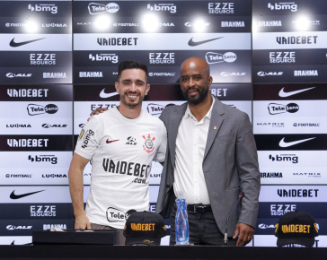 Igor Coronado posando ao lado de Fabinho Soldado vestindo o manto alvinegro