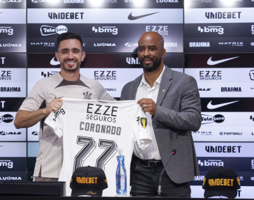 Igor Coronado sorridente erguendo a camisa 77 ao lado de Fabinho Soldado