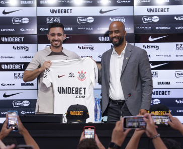 O sorridente Igor Coronado posando para fotos junto de Fabinho Soldado